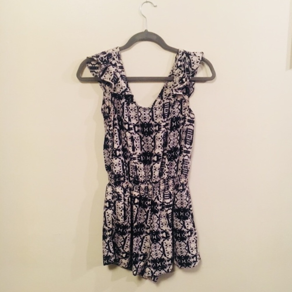 Ruffled sleeve navy blue and white romper